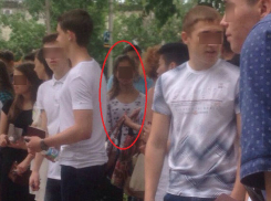 Директор школы в Волжском заявил, что на секс-вечеринке отличница разделась сама 