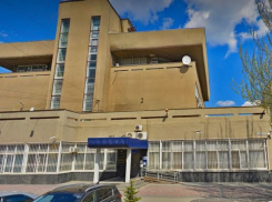 Прорыв возле управления ФССП устраняют в Волгограде 