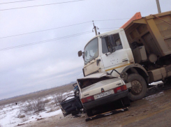 На юге Волгограда «девяносто девятая» протаранила самосвал: 1 погиб