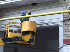 К приезду губернатора помыли асфальт и смахнули паутину в центре Волгограда