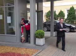 Волгоградец оставил мусор у дверей администрации, чтобы привлечь внимание к свалкам в городе