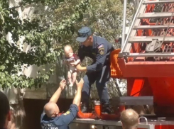 Спасение грудничка мужественным сотрудником МЧС из задымленного дома попало на видео в Волгограде 