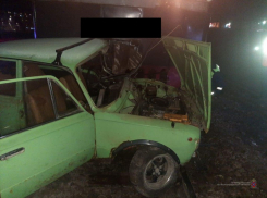 В Волгограде «ВАЗ» протаранил электровоз: двое раненых