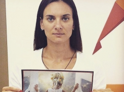 Елена Исинбаева поддержала акцию «Ребенок в комнате – закрой окно»