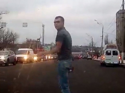 Парень в футболке в мороз озадачил волгоградских автомобилистов и попал на видео 