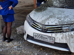 Рабочие залили в Волгограде бетоном машину помощницы прокурора Котельниковского района 