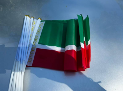 Тысячи флагов Чеченской республики за копейки продают в Волгограде