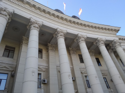 Пугающий автобус губернатора караулят чиновники у администрации области в Волгограде