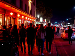 Ночной инцидент с дракой, перестрелкой и тараном машин у популярного ресторана обсуждают в Волгограде