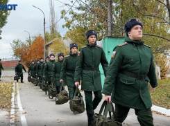 «Родные вас ждут живыми и здоровыми»: как сотню из 2,5 тысяч волгоградских призывников отправили на службу