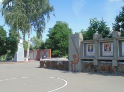 Чиновники Волгоградской области объяснили, почему фото местного главы висит вместо изображения героев ВОВ 