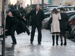 В Волгограде горожане могут жаловаться на плохую уборку дворов от наледи, позвонив на горячую линию 