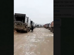 Волгоградские мусоровозы стоят в 7-часовых очередях: в городе зреет мусорный коллапс