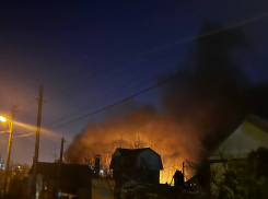 Огненные столбы у гаражного кооператива сняли на видео в Волгограде