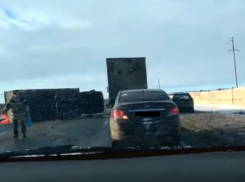 Волгоградец снял на видео ДТП с перевернувшимся большегрузом на Третьей Продольной