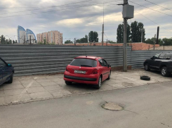 Автоледи на красном Peugeot и шина - мастера парковки в Волгограде