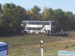 Под Волгоградом в ДТП с автобусом погиб мужчина, четверо госпитализированы