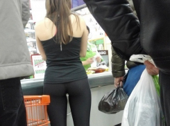 В Интернете набирает популярность сфотографированная исподтишка волгоградка