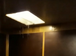 Затопленный лифт многоэтажного дома сняли на видео в Волгограде