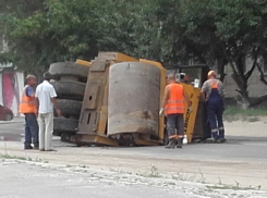 Жители Волгограда в шоке: в Ворошиловском районе перевернулся асфальтовый каток