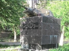 За призывы к экстремизму на памятнике волгоградца приговорили к 1,5 годам колонии 