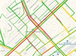 Сразу в двух районах Волгограда парализовано движение на крупных магистралях