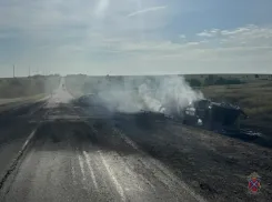 Грузовик с цистерной загорелся на трассе под Волгоградом 