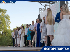 «Гороскопы - это все чушь, главное – как люди чувствуют!»: 14 пар на глазах у всех поженились в Волгограде
