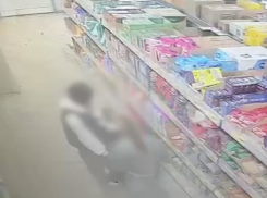 Наглая кража подростков в продуктовом попала на видео под Волгоградом 