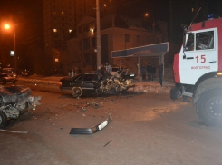 В столкновении двух автомобилей на Землячке в Волгограде пострадали двое