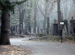 Мужчину нашли мертвым на кладбище в Волгоградской области