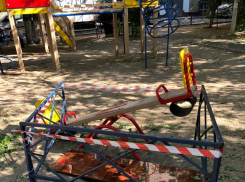 Чиновники начали ремонтировать смертельно опасную детскую площадку после публикации «Блокнот Волгограда»