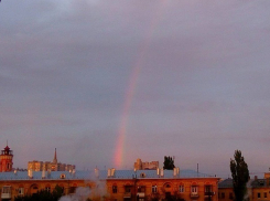 Волгоградцы делятся фотографиями первой октябрьской радуги над городом