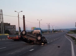 Nissan перевернулся на полном ходу на западе Волгограда 