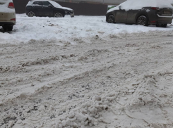 Волгоградская новостройка с драконовскими тарифами на коммуналку и недешевыми квартирами утопает в снегу