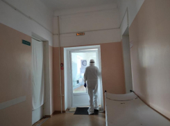 «Не успеваем спасать пациентов»: главврач о «красной зоне» в ковидном госпитале Волгограда 