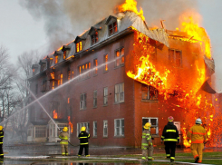 Пожар в центре Волгограда выгнал на улицу 15 человек