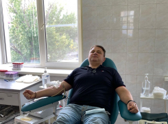 Волгоградский депутат показательно стал донором крови для антиковидной плазмы