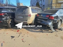 Неизвестные разбили иномарки на юге Волгограда 