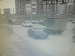  Опубликовано видео с иномаркой, сбивающей 12-летнего школьника в Волжском 