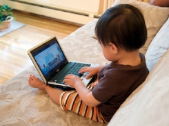 9-месячный малыш подавился деталью ноутбука на юге Волгограда