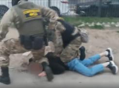 В Волгограде ФСБ сняла на видео задержание торговцев оружием