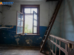 Мертвую девушку заметили на козырьке многоэтажки на юге Волгограда