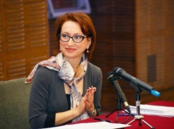 Юмористы из «Единой России»: дезертировавшую из «Справедливой России» Ирину Кареву выставили против бывшего шефа