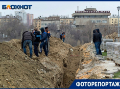 Перекопан газон, выворочена плитка: в благоустроенном сквере Пушкина снова ремонт