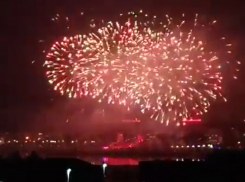 Грандиозный салют в Волгограде сняли на видео в отражении Волги