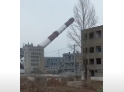 На юге Волгограда подорвали 78-метровую трубу «Химпрома»