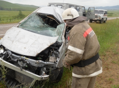 Пострадавших в ДТП под Волгоградом из автомобиля извлекали спасатели