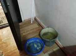 Волгоградцы больше недели борются с коммунальным ЧП в доме: сами лезут на крышу и собирают по 40 ведер воды 