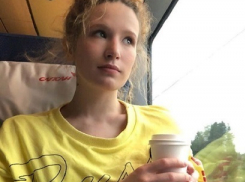 Певица Монеточка, прогуливаясь по ночному Волгограду, назвала Мамаев курган странным